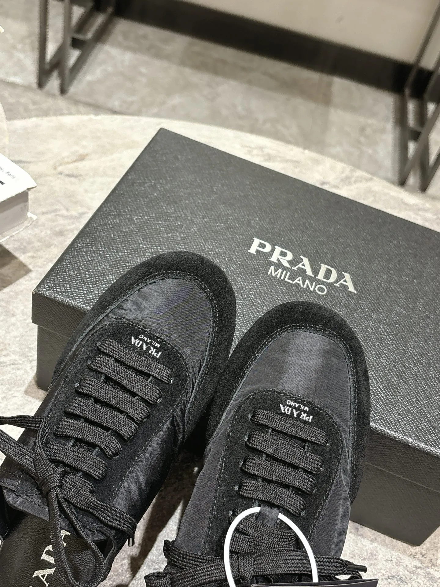 👟👟Ex-factory price 502👟👟 Prada Prada spring and summer show thin-soled moral training shoes for women. The 25ss show style item with the highest export rate. The suede upper has a texture, and the inner sheepskin is wrapped. It is soft and waxy. The insole is thickened with lambskin. It is extremely comfortable to step on, has a sense of support, and feels well wrapped. The shoe shape is full of wrapping, light, easy to wear and practical, a casual shoe, original molded rubber outsole Size: 35-39 (40 41 customized, non-refundable)
